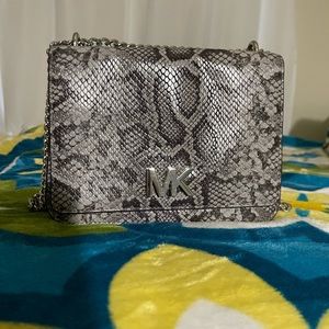 Very beautiful,shoulder bag, Micheal Kors purse in excellent condition like new.